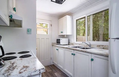 Sauble Beach Cottage | Renovated 3 Bedroom 2 minute walk to the Beach! WhiteCaps