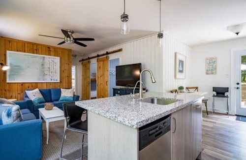 Sauble Beach Cottage | Renovated 3 bedroom /2 bathroom close to beach and downtown