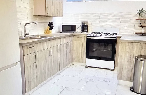 Cambalache House | Renovated 3 bedroom 2 bathroom just 2 blocks to beautiful beaches !