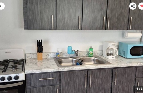 Cambalache House | Renovated 3 bedroom 2 bathroom just 2 blocks to beautiful beaches !
