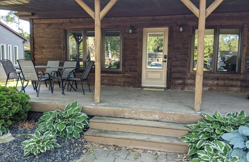 Turkey Point Cottage | Renovated 3 Bedroom Cabin by the lake