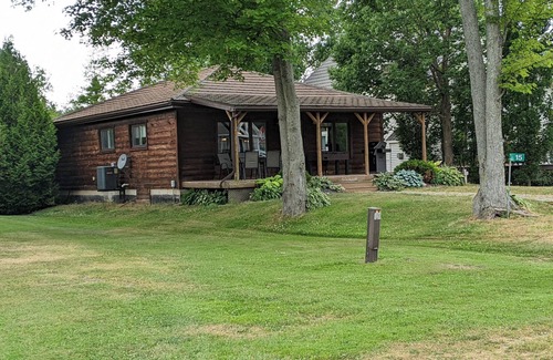 Turkey Point Cottage | Renovated 3 Bedroom Cabin by the lake