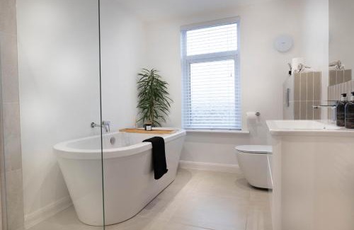 Lowton House | Renovated 3 Bedroom House in Lowton Pennington, free parking