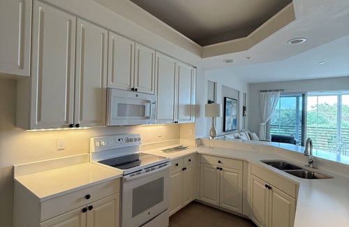 Bonita Springs Condo | Renovated 3 BR condo in Pelican Landing Bonita Springs with private beach access