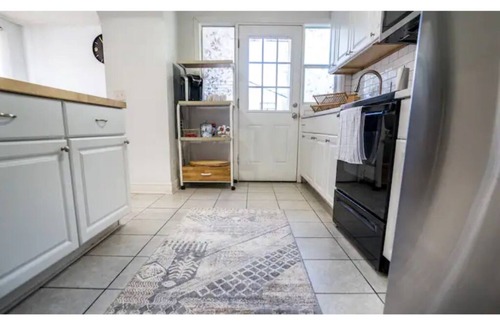Southside House | Renovated 3BR Home near San Marco - Sleeps 8