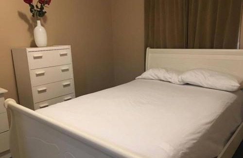 Southeast Edmonton House | Renovated 4 bedrooms 20 sleeps Shopping Center