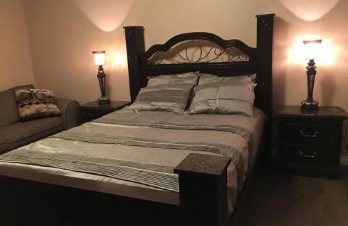 Southeast Edmonton House | Renovated 4 bedrooms 20 sleeps Shopping Center