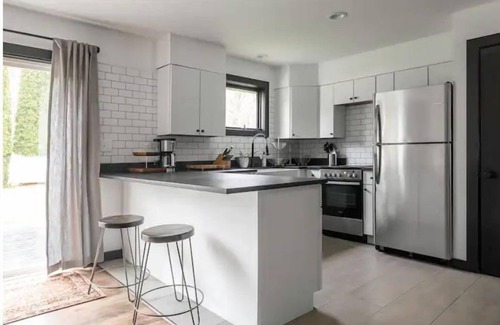 Austerlitz House | Renovated 4 BR 3 BA Barn; 30 mins to Hudson, 15 mins to the Berkshires!