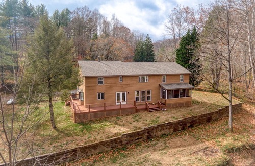 Kellysville Cabin | Renovated 4BR lodge on Wolf Creek: fishing, hiking and family fun in Giles Co