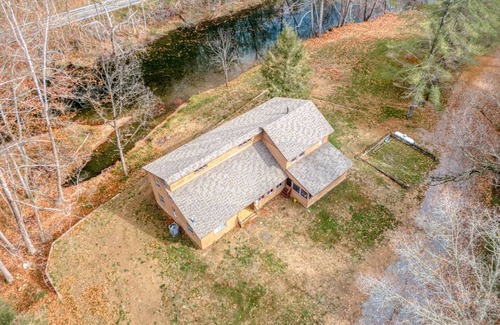 Kellysville Cabin | Renovated 4BR lodge on Wolf Creek: fishing, hiking and family fun in Giles Co