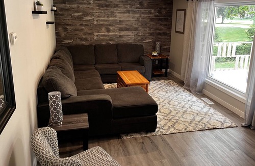 Meaford House | Renovated 5 bedroom, 2 bath house in Meaford. 4 min ride to beach, 20 to Blue Mt