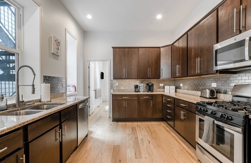 Grand Boulevard House | Renovated 6 Bedroom 5 Bathroom Home 10 Minutes from Downtown Chicago