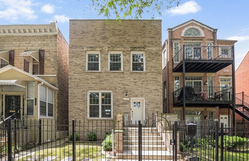 Grand Boulevard House | Renovated 6 Bedroom 5 Bathroom Home 10 Minutes from Downtown Chicago