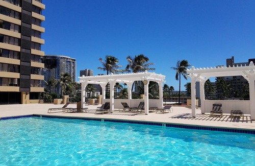 McCully - Moiliili Condo | Renovated Adjoining Waikiki Studios w/2 Full Baths, Kitchen and Ocean View