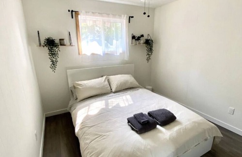 Winnipeg Beach Cottage | Renovated All Season Cozy Cottage, 3 Min's Walking to The Beach