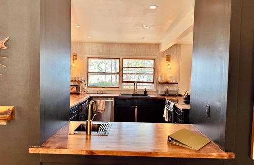 Rumely House | Renovated and Spacious Beach House across the Street From Ski/Snowmobile Trails