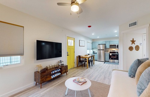 Del Mar Apartment | Renovated apartment with full kitchen, WIFI and close to beach