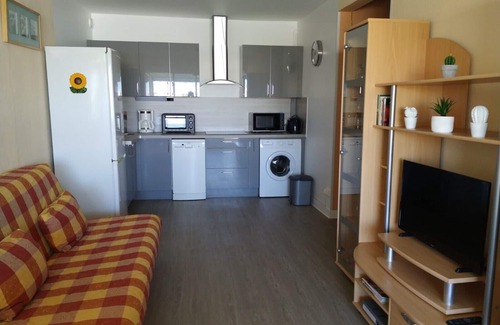 Carnon-Plage Apartment | Renovated apartment T2 Port and Sea 2 to 5 people direct access beach to 100 m