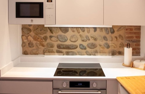 Santa Olaja de la Ribera Apartment | Renovated apartment 5 minutes away from León train & bus station