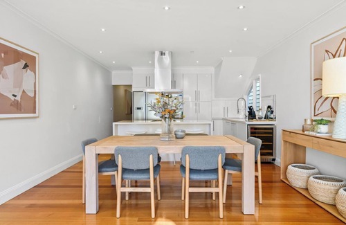 Albert Park Apartment | Renovated Brilliance in Bayside Albert Park