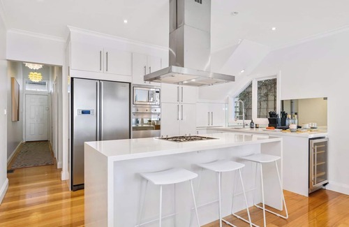 Albert Park Apartment | Renovated Brilliance in Bayside Albert Park