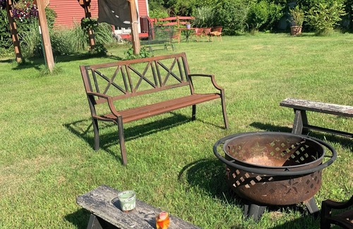 Stevensville House | Renovated barn with large backyard, grand piano and pet friendly