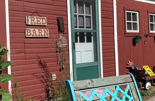 Stevensville House | Renovated barn with large backyard, grand piano and pet friendly