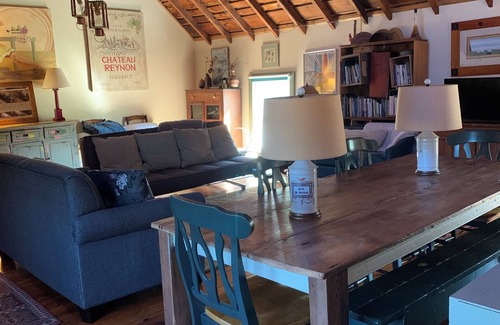 Stevensville House | Renovated barn with large backyard, grand piano and pet friendly