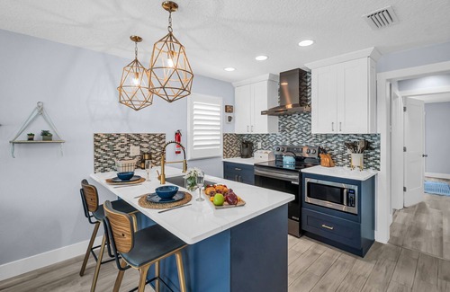 Indian Rocks Beach House | Renovated Beach Retreat – Patio & Hammock, Steps to Sand for the Perfect Escape.
