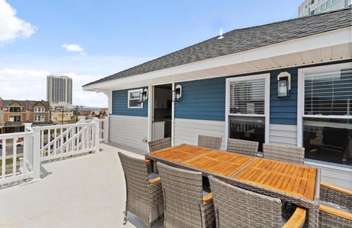 Atlantic City House | Renovated Beach Block 7BR North Beach Atlantic City - Steps to Beach & Casino