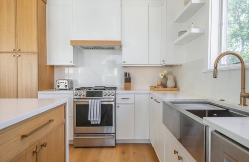 Avalon House | Renovated Beach Block 5 Bedroom Home