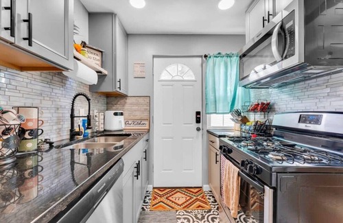 Brooklyn House | Renovated Brooklyn Townhome, 9 Miles from Downtown