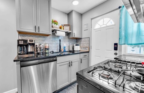 Brooklyn House | Renovated Brooklyn Townhome, 9 Miles from Downtown