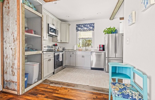 Sanders Beach House | Renovated Bungalow near Downtown Pensacola with King Bed!