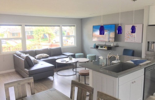 South Oceanside House | Renovated bungalow, Private backyard, near beach/restaurants, AC, Bikes
