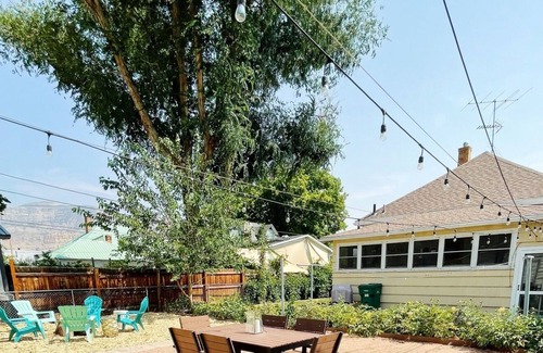 Palisade House | Renovated bungalow steps to downtown, 2 bikes, firepit, desk, family-friendly!