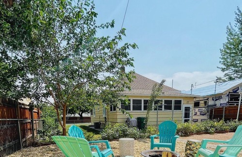 Palisade House | Renovated bungalow steps to downtown, 2 bikes, firepit, desk, family-friendly!
