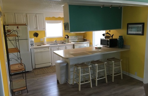 Garden City House | Renovated Bungalow less than 1 minute walk to the beach!