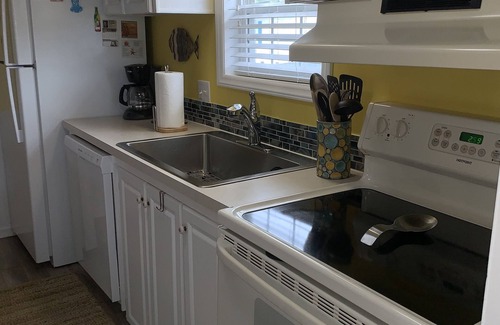 Garden City House | Renovated Bungalow less than 1 minute walk to the beach!