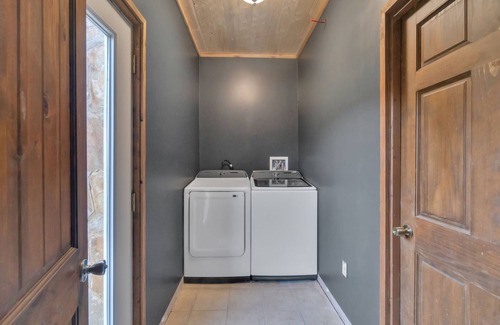 Roan Mountain Cabin | Renovated cabin with Jacuzzi 6 Acres on the river, family-friendly