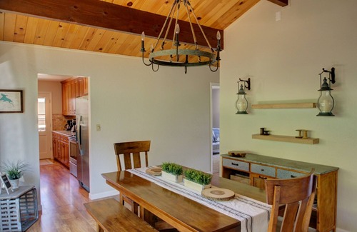 Groveland House | Renovated Cabin with Soaring Windows Near Yosemite