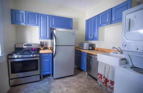 Leonidas House | Renovated Carrollton Uptown Cottage - license # 23-NSTR-17373 and 23-OSTR-02079
