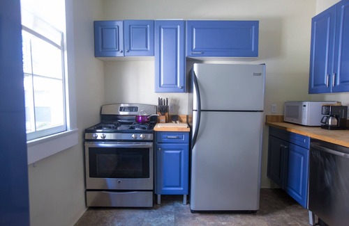 Leonidas House | Renovated Carrollton Uptown Cottage - license # 23-NSTR-17373 and 23-OSTR-02079
