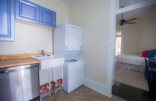 Leonidas House | Renovated Carrollton Uptown Cottage - license # 23-NSTR-17373 and 23-OSTR-02079