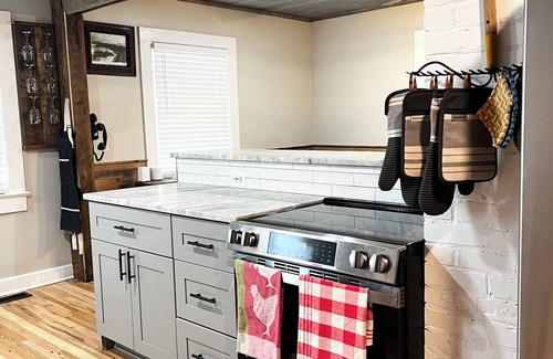 Pamplin House | Renovated charming cape on a 72 acre retired farm