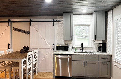 Pamplin House | Renovated charming cape on a 72 acre retired farm