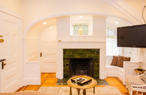 Cleveland Circle Apartment | Renovated, Chic, one bed, Sleeps 4,Steps to Transit
