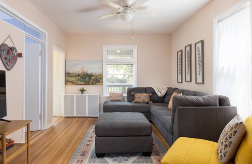Rogers Park House | Renovated Chicago coach house close to Lake Michigan!