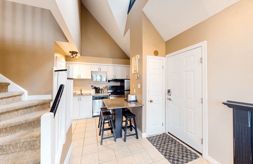 Craigleith House | Renovated condo steps from the chair lift w/shared pool, tennis