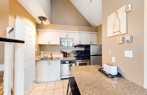 Craigleith House | Renovated condo steps from the chair lift w/shared pool, tennis